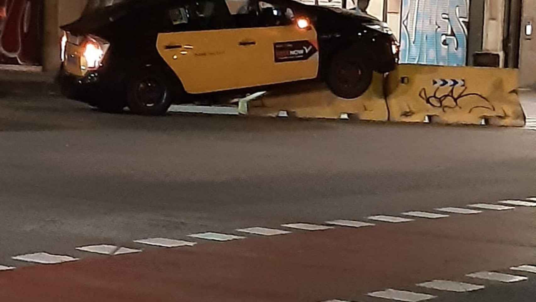 Un taxi choca contra un bloque de hormigón en Barcelona / CEDIDA