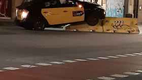 Un taxi choca contra un bloque de hormigón en Barcelona / CEDIDA
