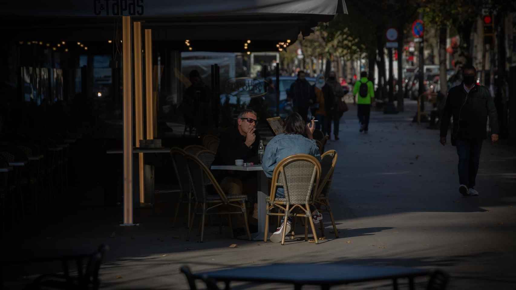 Varias personas en una terraza en Barcelona / David Zorrakino - Europa Press
