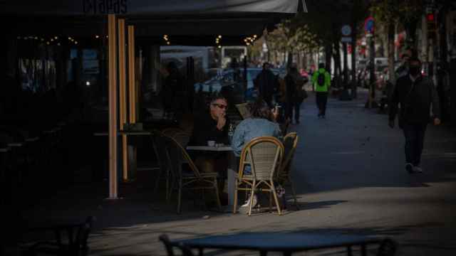 Varias personas en una terraza en Barcelona / David Zorrakino - Europa Press