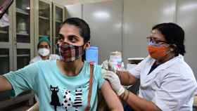 Una adolescente recibe la vacuna del covid en India / PRABHAT KUMAR VERMA / ZUMA WIRE / DP / DPA