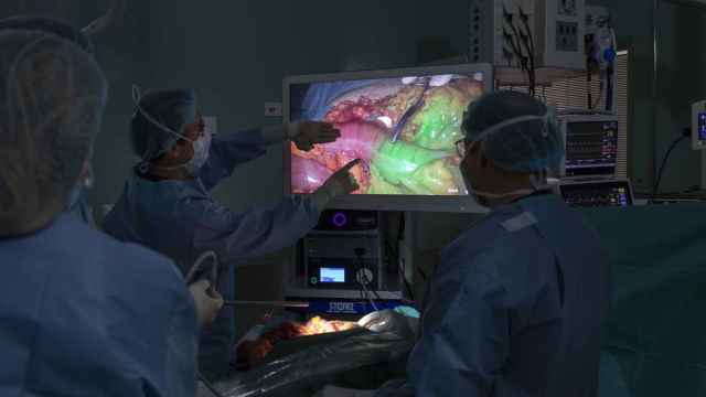 Cirugía guiada por fluorescencia liderada por el doctor Centeno / QUIRONSALUD