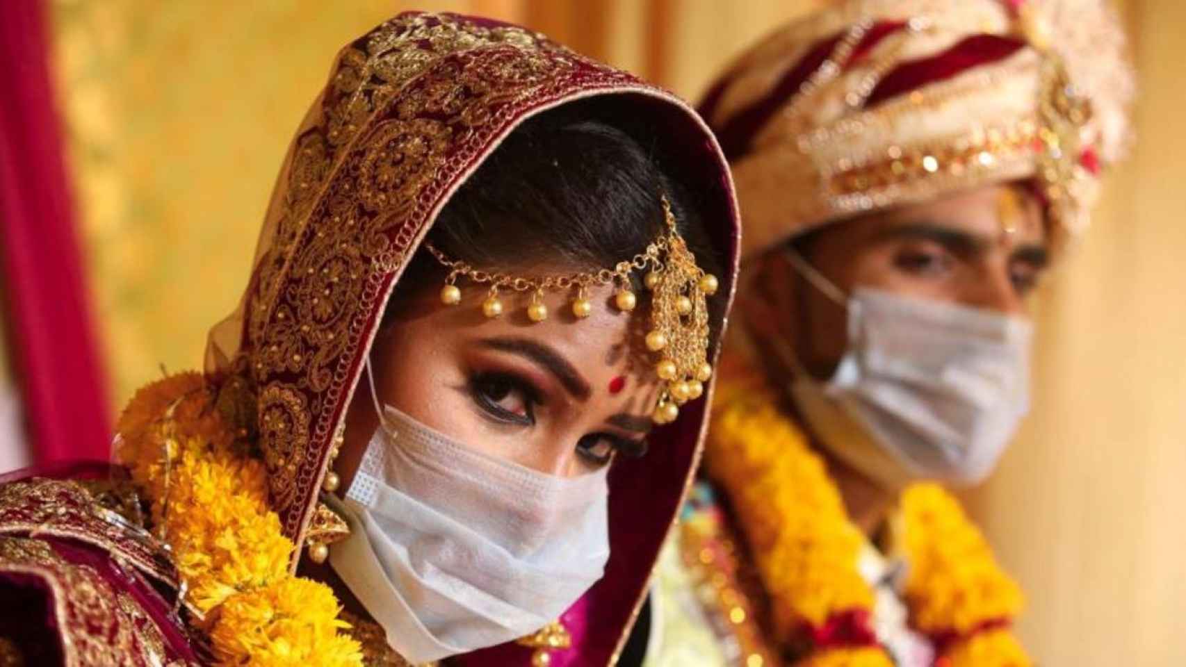 Una pareja durante una boda en India / EFE