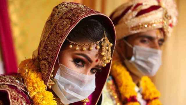 Una pareja durante una boda en India / EFE