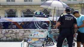 Ofensiva municipal: un agente de la Guardia Urbana inspecciona un bicitaxi / AYUNTAMIENTO DE BARCELONA