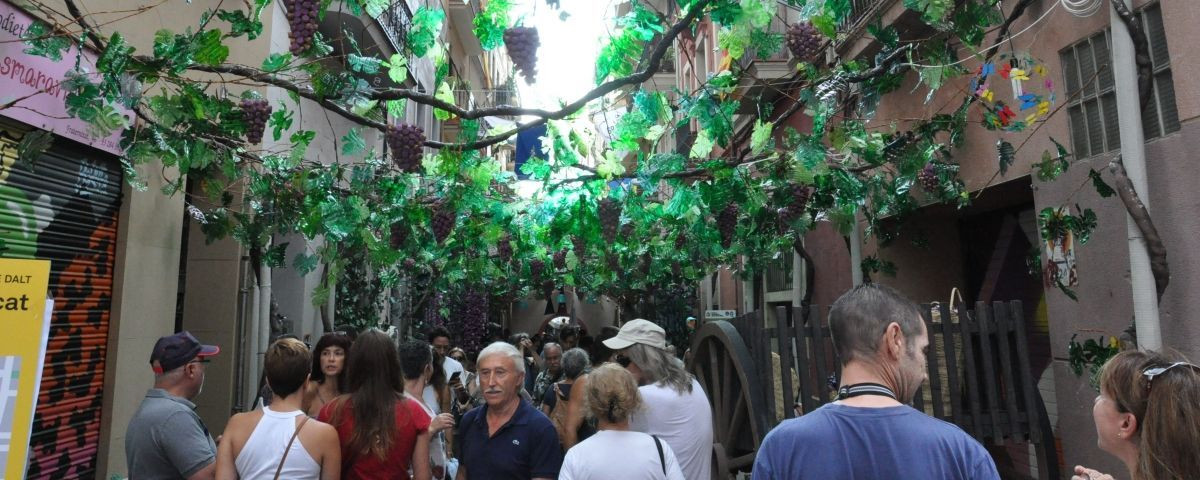 Una calle engalanada en la fiesta mayor de Gràcia, hace unos años / METRÓPOLI