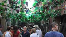 Una calle engalanada en la fiesta mayor de Gràcia, hace unos años / METRÓPOLI