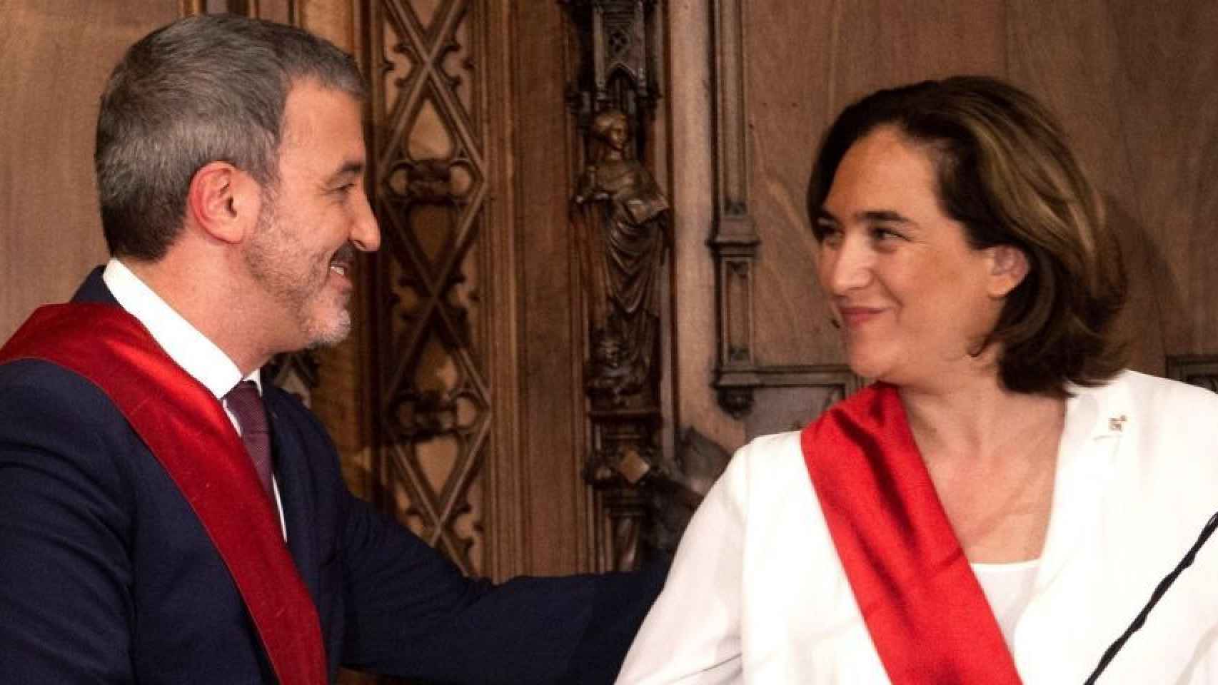 Jaume Collboni saluda a Ada Colau tras ser investida como alcaldesa de Barcelona / EFE