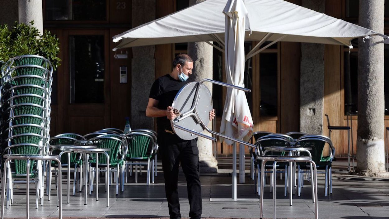 Un camarero coloca las mesas de una terraza / EFE - Nacho Gallego