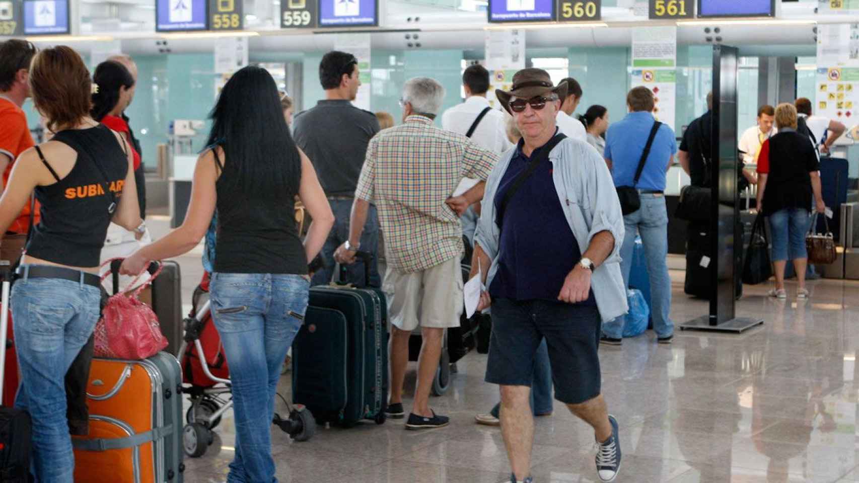 Viajeros en la Terminal 1 del aeropuerto de El Prat, en Barcelona