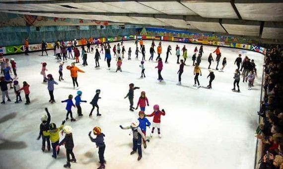 Niños y adultos disfrutando del patinaje sobre hielo en el Skating Club / ARCHIVO