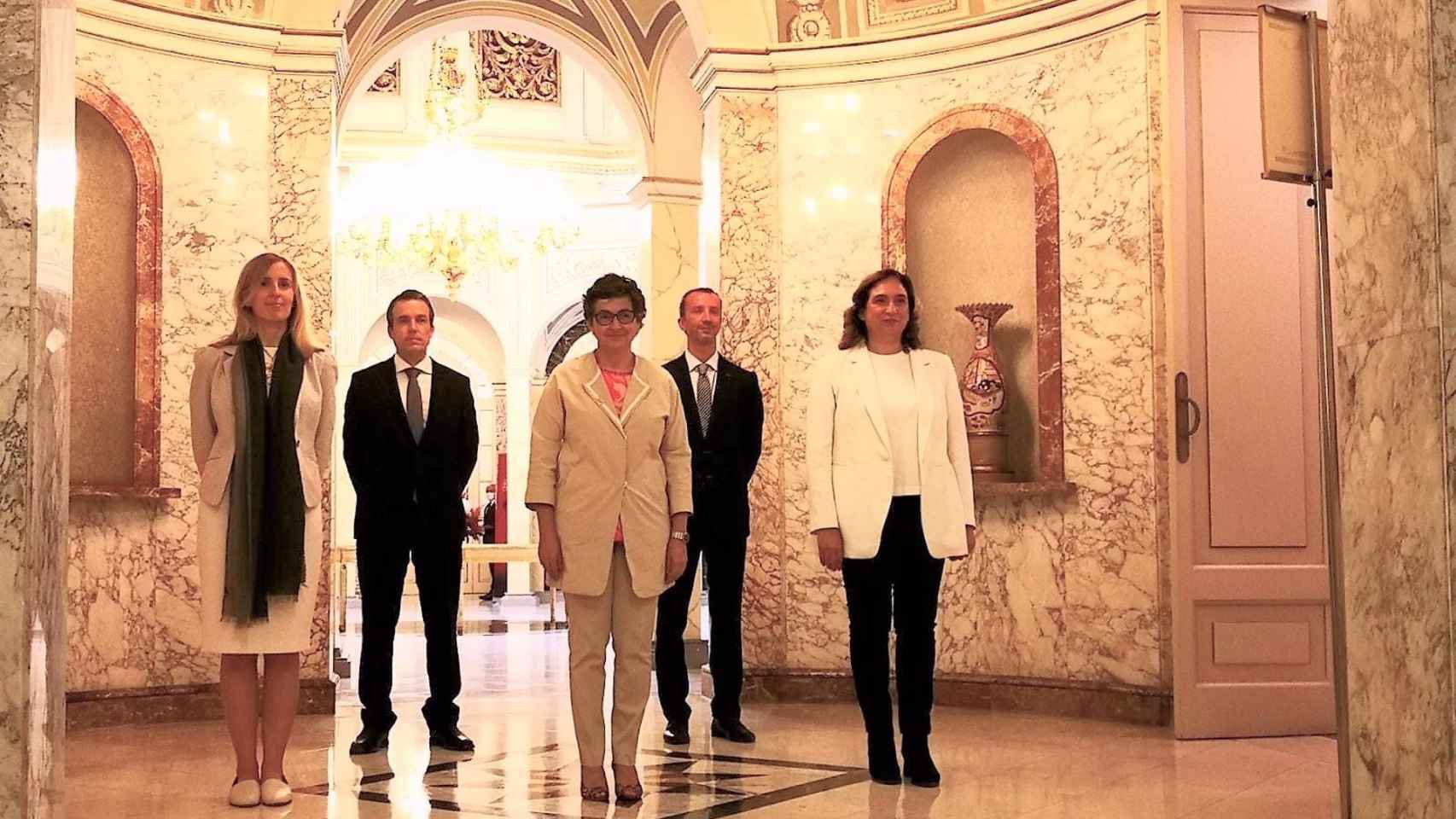 La ministra de Asuntos Exteriores, la consellera de Acción Exterior de la Generalitat, y la alcaldesa de Barcelona, Ada Colau, en el 20 aniversario de Casa Asia / EUROPA PRESS