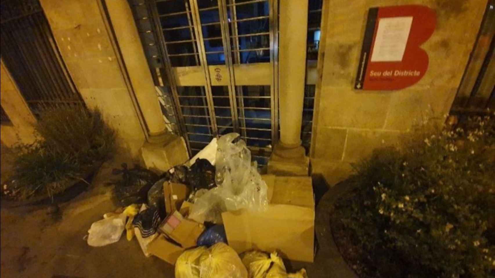 Bolsas de basura ante la sede del distrito de Sant Andreu en señal de protesta / CEDIDA
