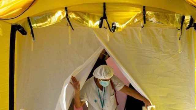 Una sanitaria sale de una carpa de un cribado masivo promovido por el Departamento de Salud / EFE