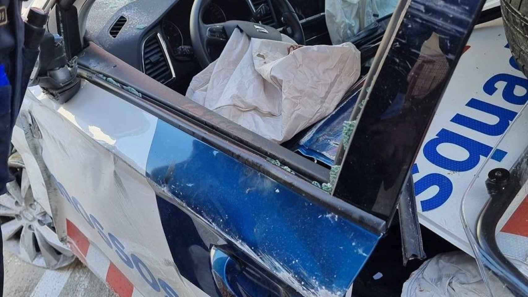 El coche de los Mossos tras el accidente / CEDIDA