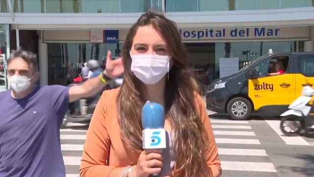 Momento previo a la bronca entre la operadora de cámara de Telecinco y un espontáneo frente al Hospital del Mar de Barcelona / TWITTER