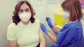 Ada Colau recibe la primera dosis de la vacuna contra el covid-19 en Fira de Barcelona / INSTAGRAM