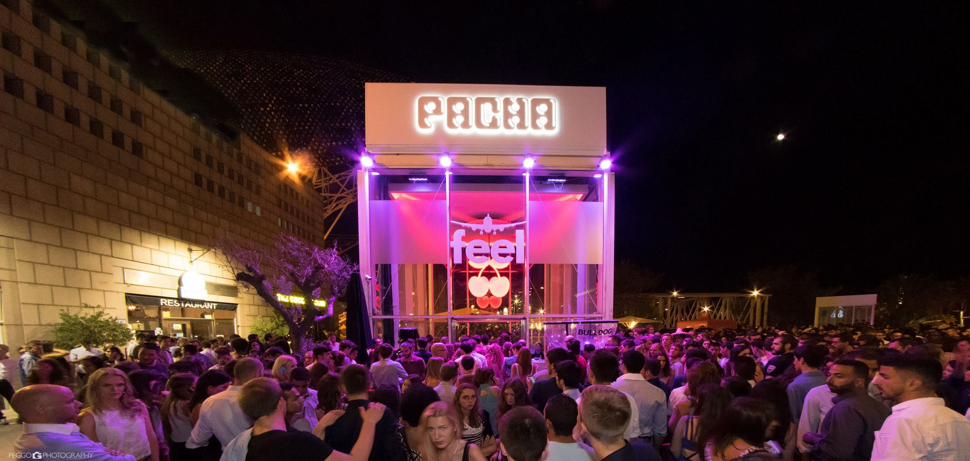 Exterior de la discoteca Pachá Barcelona llena de gente