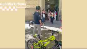 Captura de pantalla del vídeo en el que la Urbana hace entrega de una bicicleta robada a un niño en Ciutat Vella / GUARDIA URBANA