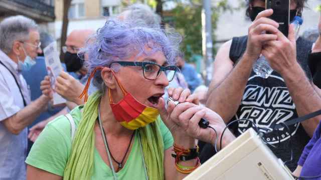 Una vecina de Sant Andreu protesta contra la recogida puerta a puerta durante la concentración / PABLO MIRANZO