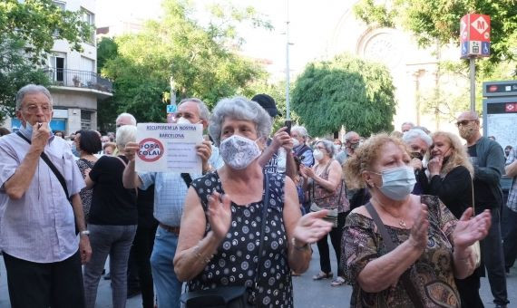 Manifestantes aplaudiendo durante la concentración contra el puerta a puerta en Sant Andreu / PABLO MIRANZO