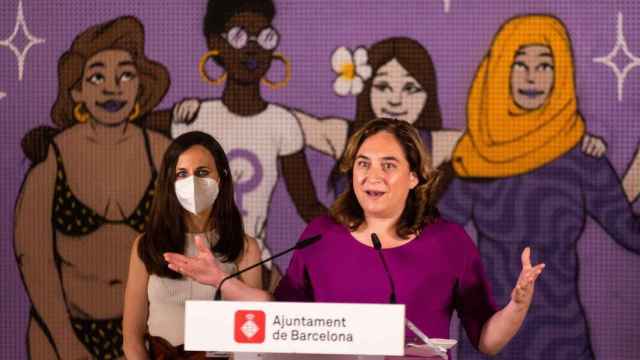 Ada Colau con la ministra Ilone Belarra / EFE - ENRIC FONTCUBERTA