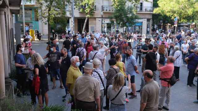 Concentración en Sant Andreu de Palomar contra la recogida de basuras puerta a puerta / PABLO MIRANZO