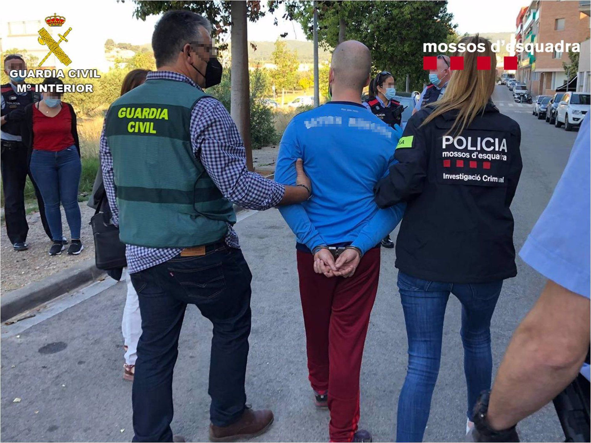 Guardia Civil y Mossos dEsquadra detienen a 14 miembros de un grupo criminal especializado en robos mediante butrones y alunizajes / GUARDIA CIVIL