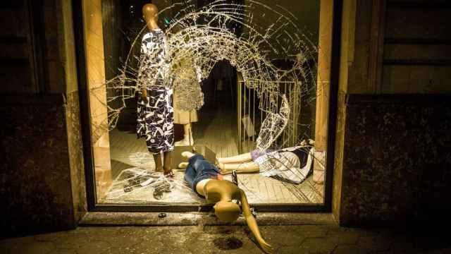 El escaparate de una tienda del paseo de Gràcia, roto tras un saqueo durante los disturbios por Pablo Hasél / EUROPA PRESS