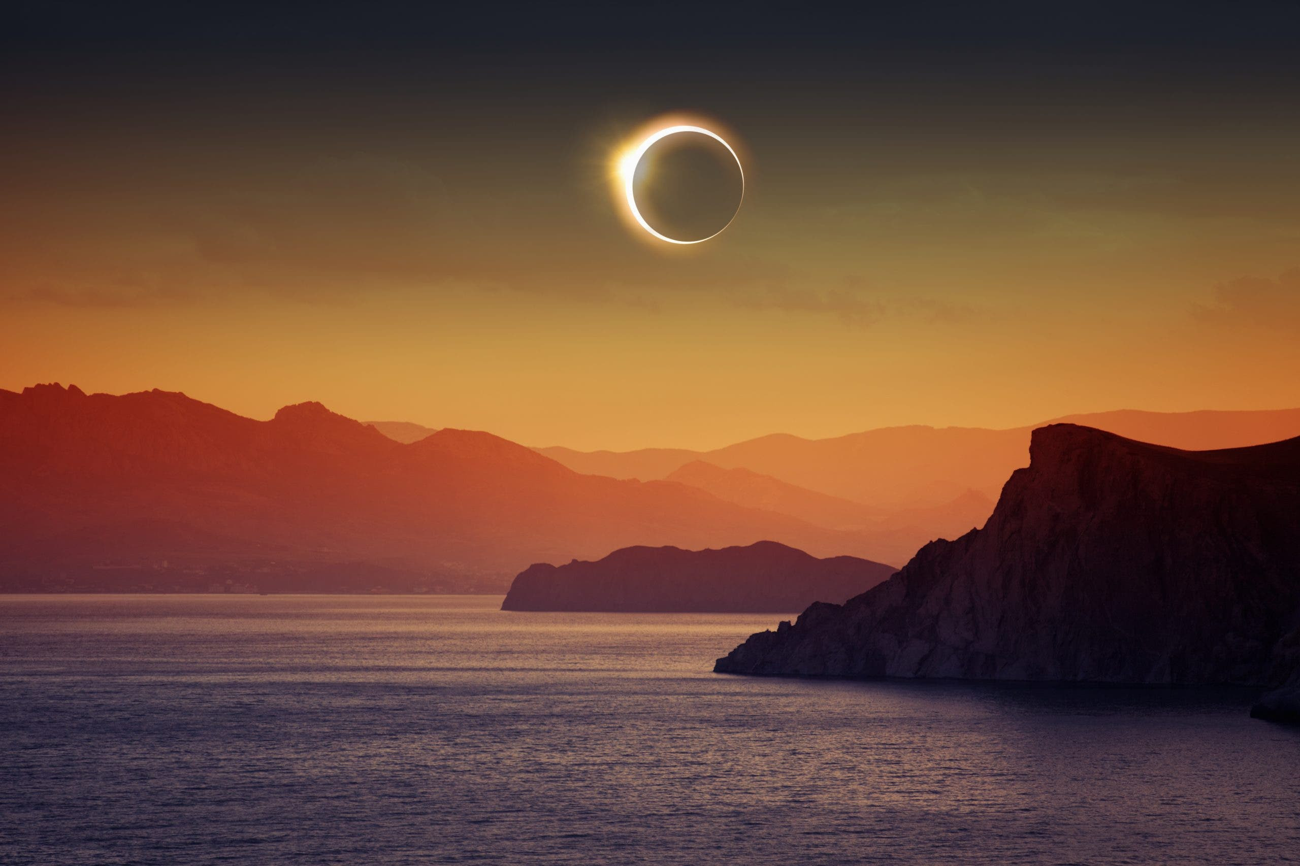 Imagen de archivo de un eclipse solar sobre el mar