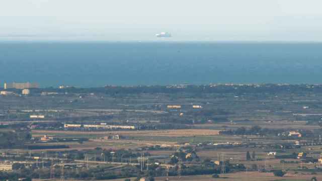 El barco volador frente a la costa de Barcelona / ALFONS PUERTAS