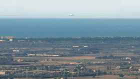 El barco volador frente a la costa de Barcelona / ALFONS PUERTAS