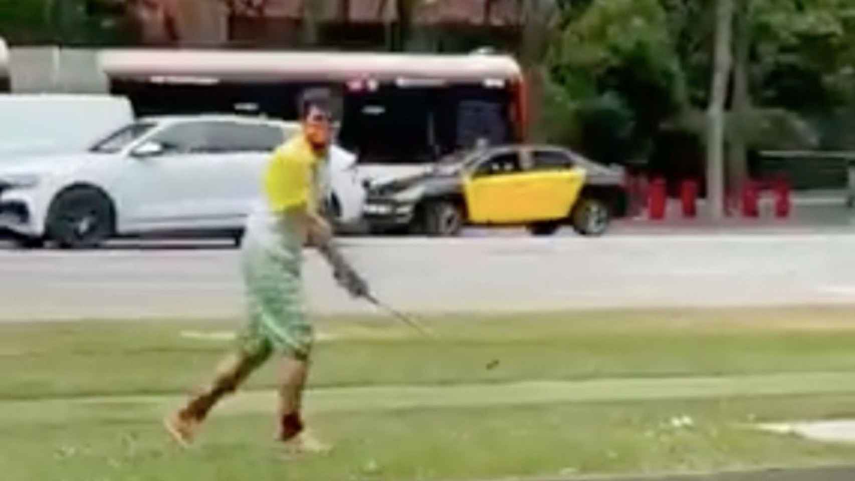 Un joven juega a golf en la Diagonal