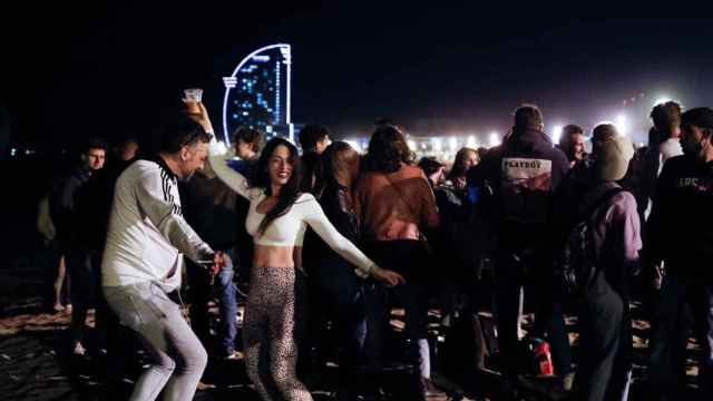 Botellón en la playa de la Barceloneta durante la verbena de Sant Joan / EUROPA PRESS