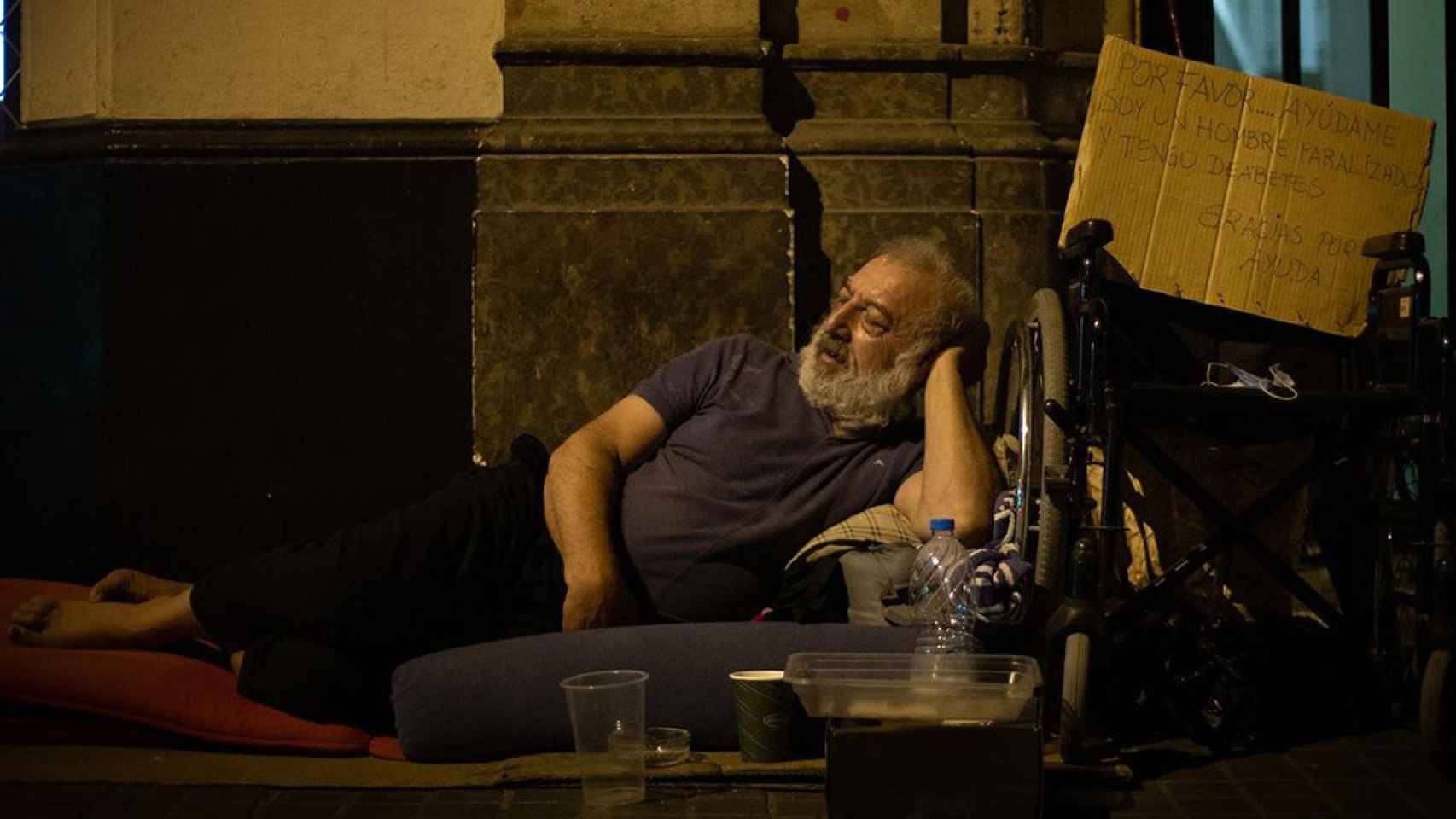 Paul, un hombre paralizado tras sufrir un ictus procedente de Rumania, duerme en la calle Fontanella de Barcelona desde hace seis años / DAVID ZORRAKINO - EUROPA PRESS