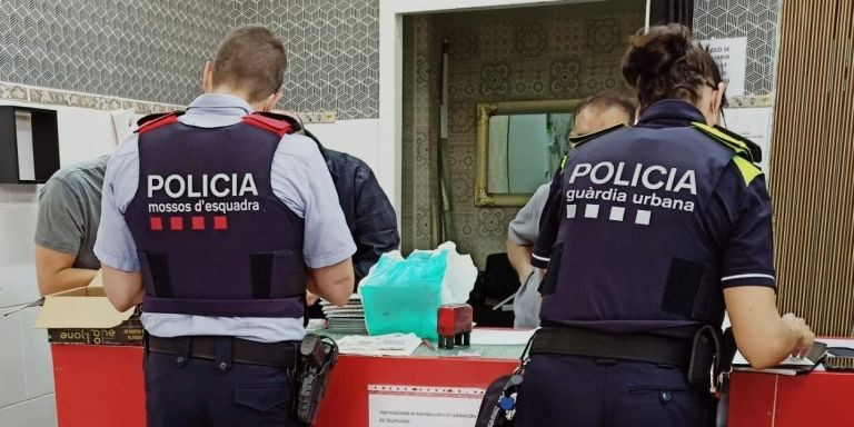 Agentes de las policías barcelonesa y catalana en una de las actuaciones / GUARDIA URBANA