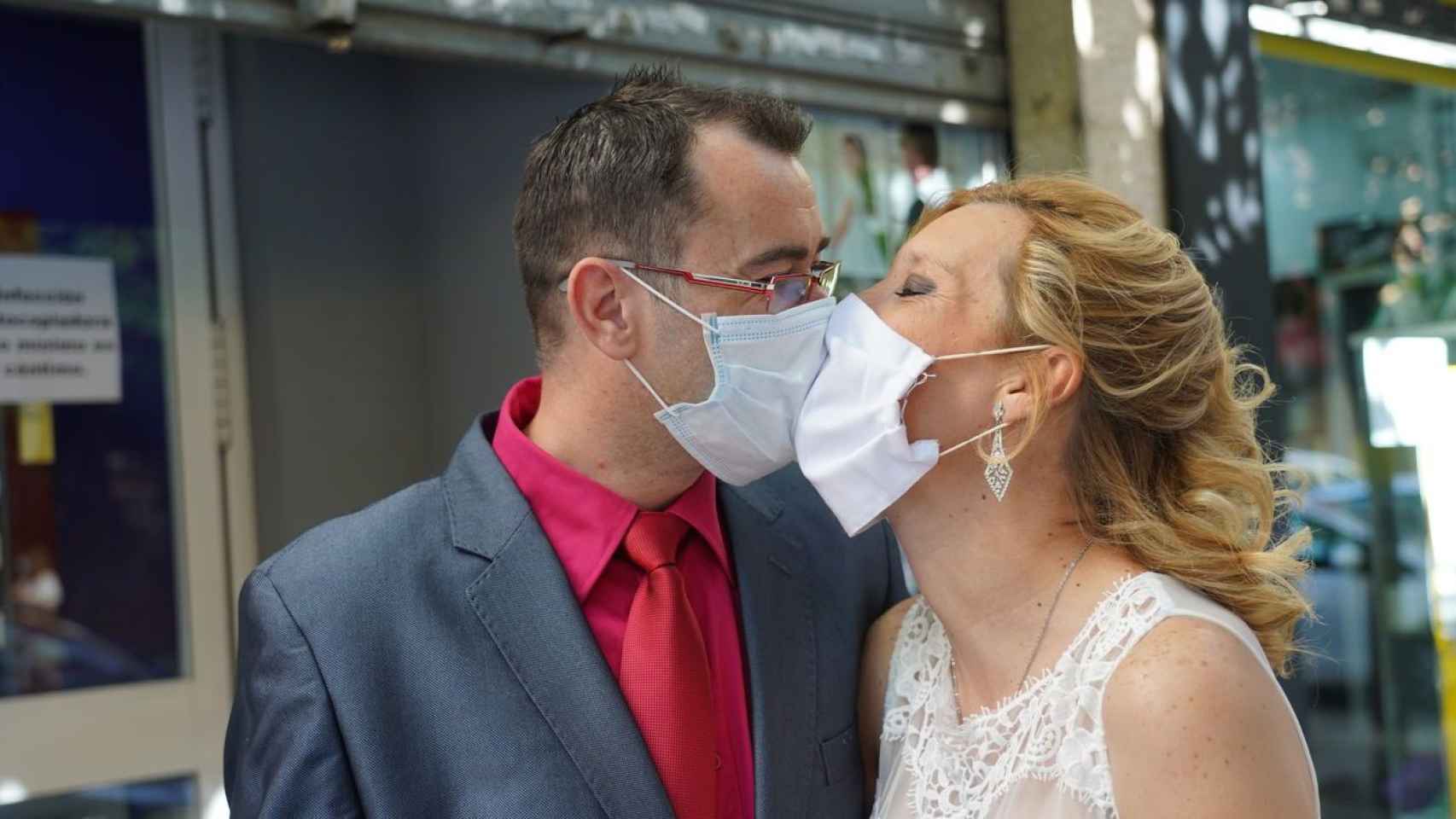 Una pareja de recién casados, con la mascarilla tras la boda / EUROPA PRESS