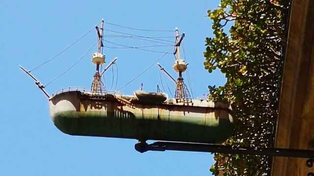 Emblema de El Barco, antigua sastrería barcelonesa de 1920 / INMA SANTOS