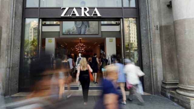 Entrada de la tienda de Zara en el Paseo de Gracia de Barcelona / REUTERS - ALBERT GEA