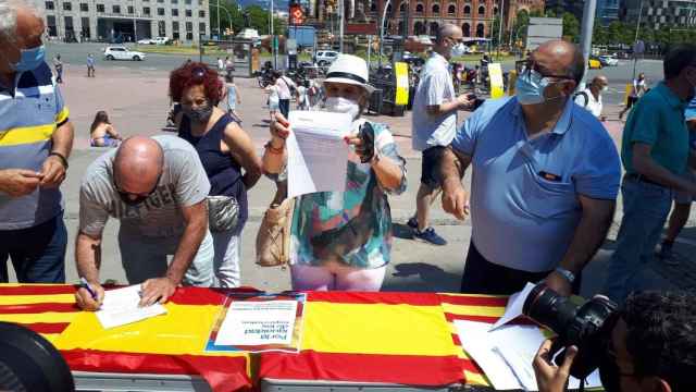 Carpa del PP en la plaza Espanya de Barcelona para recoger firmas contra los indultos / EUROPA PRESS