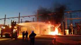 El incendio en la subestación eléctrica de Bellvitge que ha provocado un apagón en L'Hospitalet / BOMBERS DE L'HOSPITALET