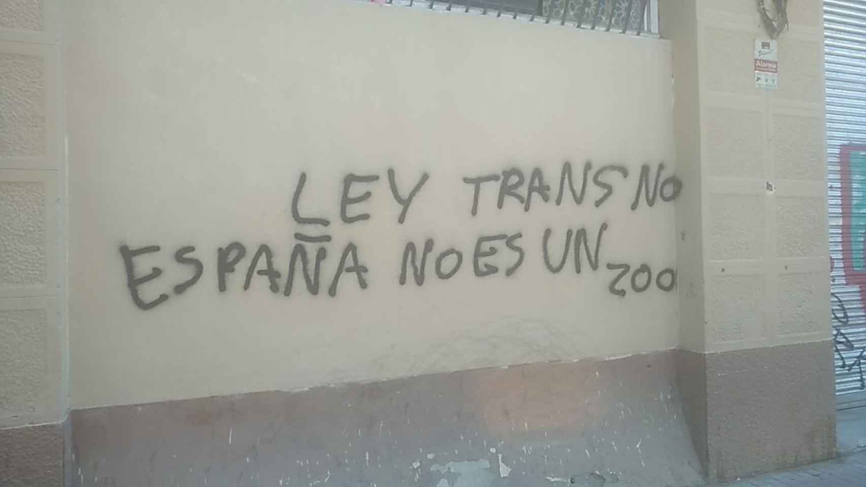 Pintada tránsfoba en una pared de la calle Pallars, en el Poblenou / OBSERVATORI CONTRA L'HOMOFÒBIA