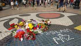 Objetos en La Rambla por el aniversario del atentado / EUROPA PRESS