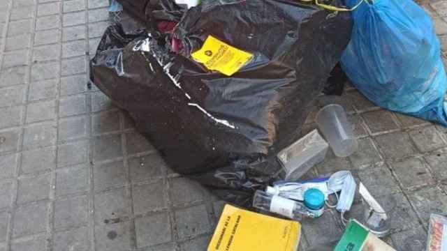 Basura sin recoger por el servicio puerta a puerta en Sant Andreu