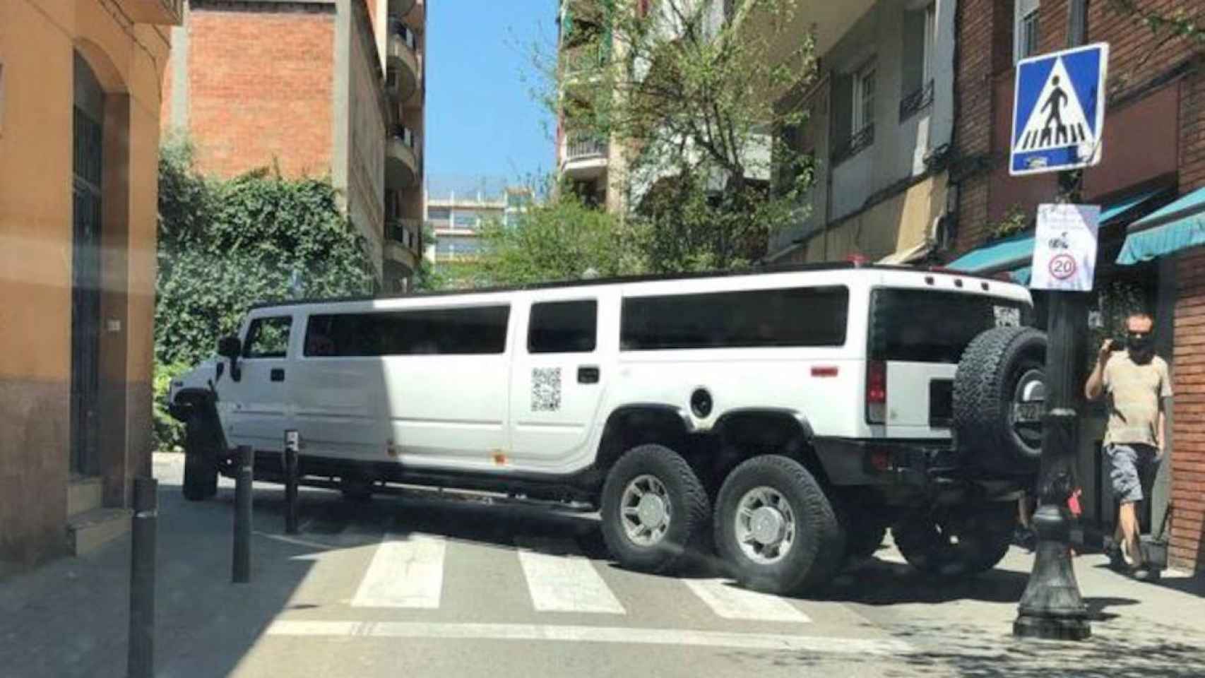 Una limusina queda atascada en el distrito de Sant Andreu de Barcelona / Trànsit Sant Andreu