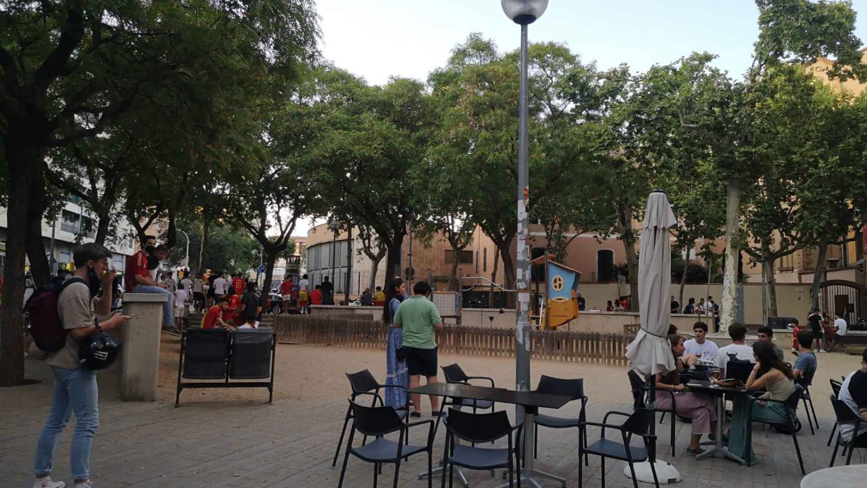 Seguidores de 'La Roja' en la plaza de Artós este lunes / METRÓPOLI ABIERTA