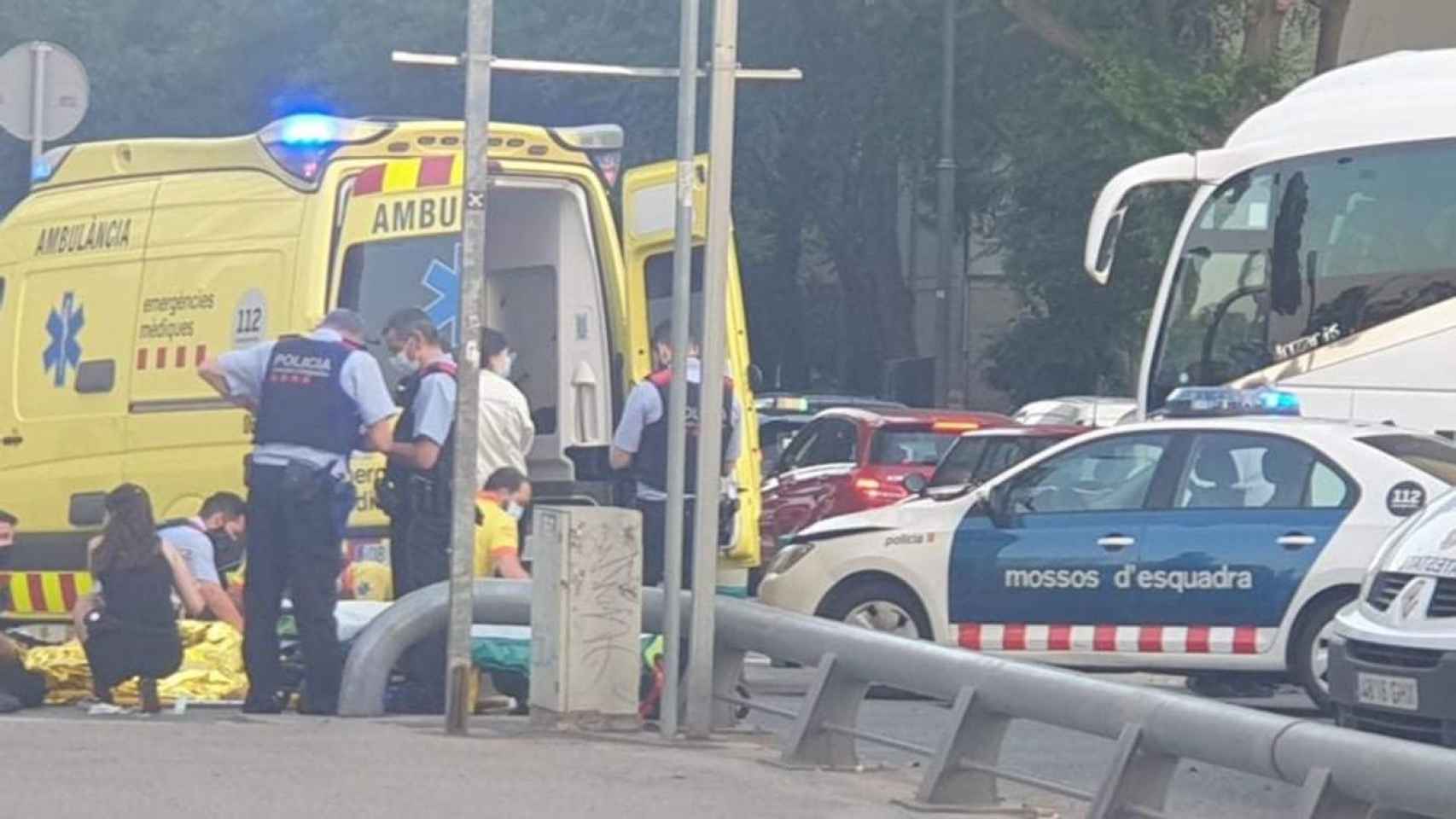 Mossos d'Esquadra y una ambulancia en un accidente / ANTI-RADAR CATALUNYA