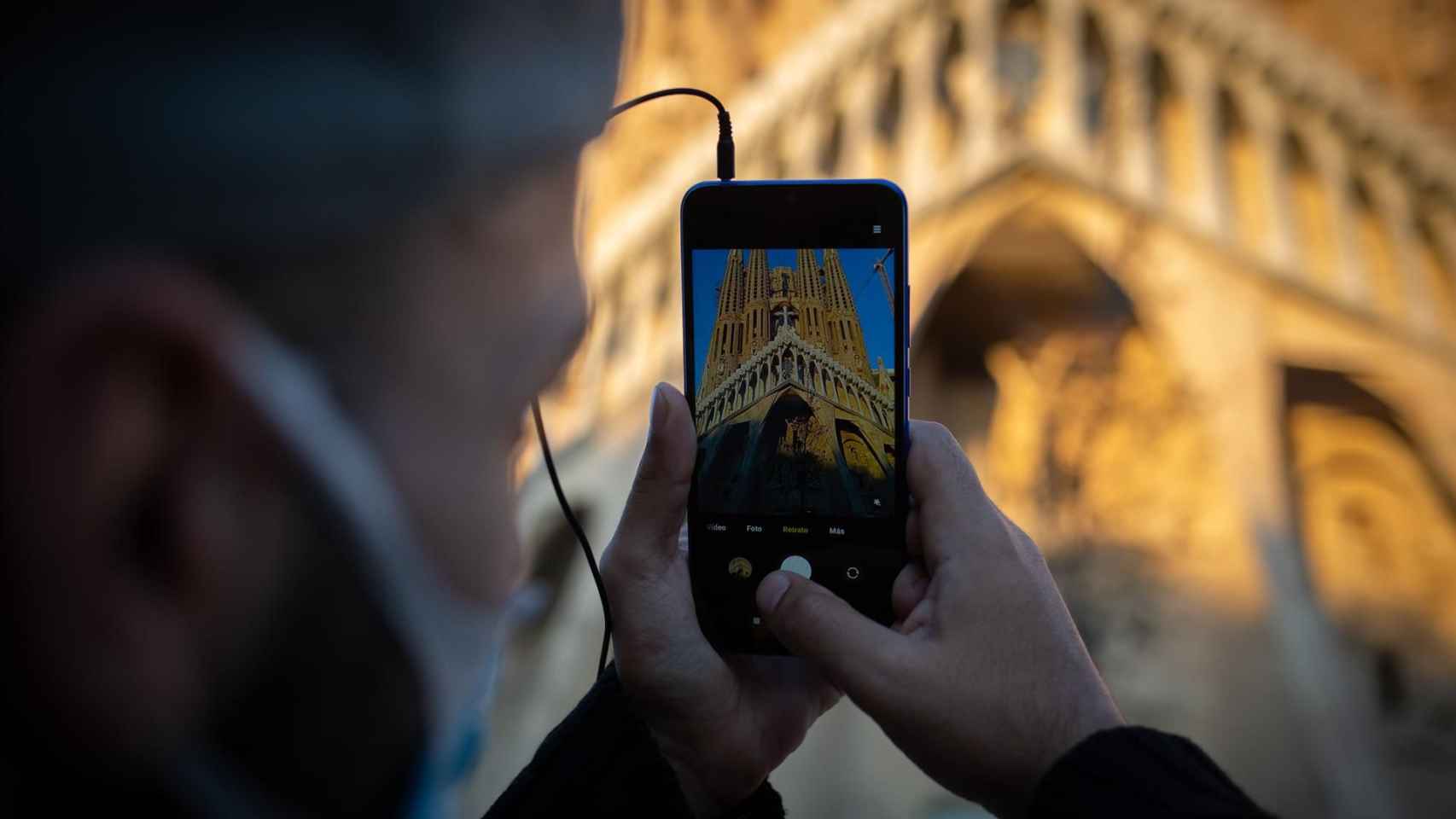 Un hombre hace fotos a la Sagrada Família, en Barcelona / David Zorrakino - Europa Press