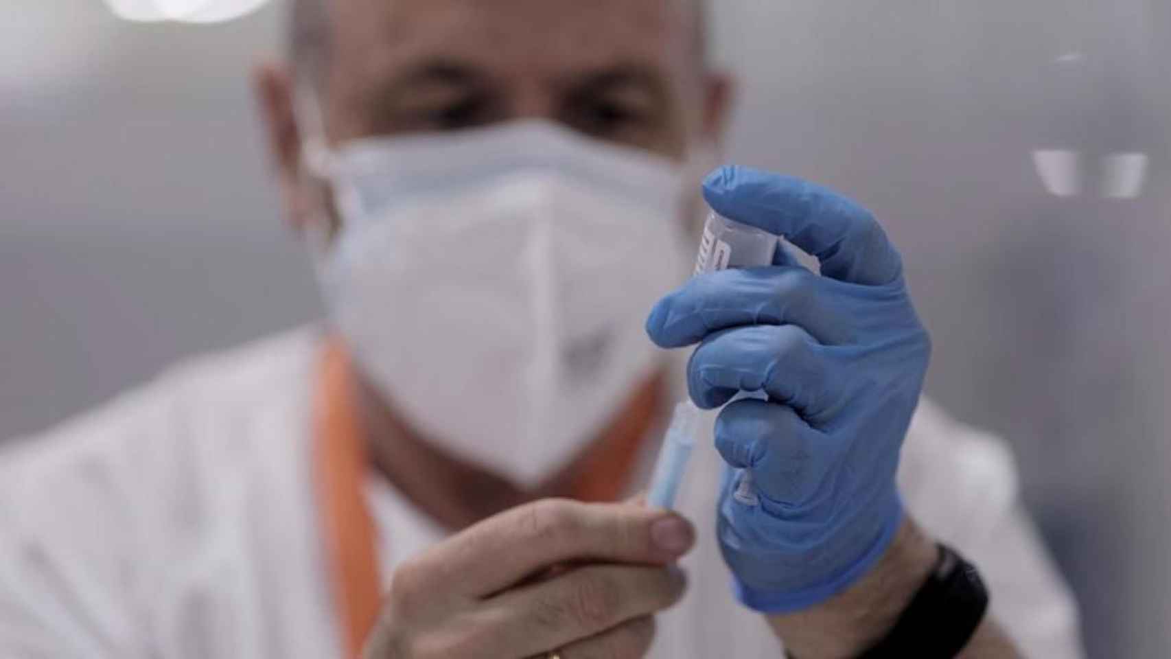 Un sanitario prepara una vacuna contra el coronavirus / EUROPA PRESS
