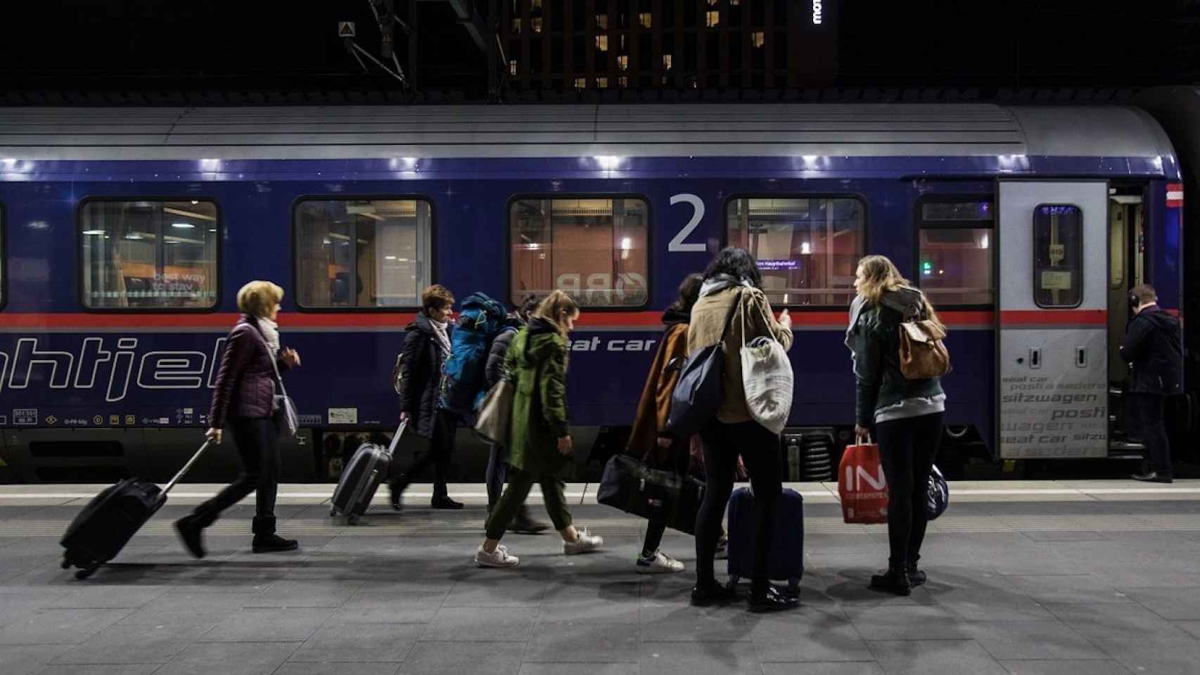 Pasajeros de un tren nocturno de Viena (Austria) a Roma (Italia) / AFP - ALEX HALADA